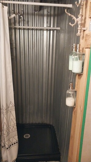 Secadora de cabello, toallas, jabón, papel de baño 