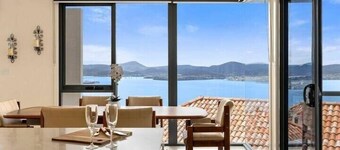 "The View" Luxury home 5 bed/3 bath 3km to Casino