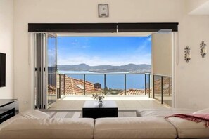 Interior - "The View" Luxury home 5 bed/3 bath 3km to Casino. (Sandy Bay)