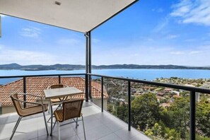 Outdoor dining - "The View" Luxury home 5 bed/3 bath 3km to Casino. (Sandy Bay)