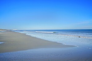 靠近海滩、沙滩椅、沙滩毛巾