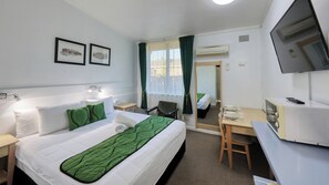 Desk, soundproofing, free WiFi, bed sheets - CBD Gi Motel (Glen Innes)