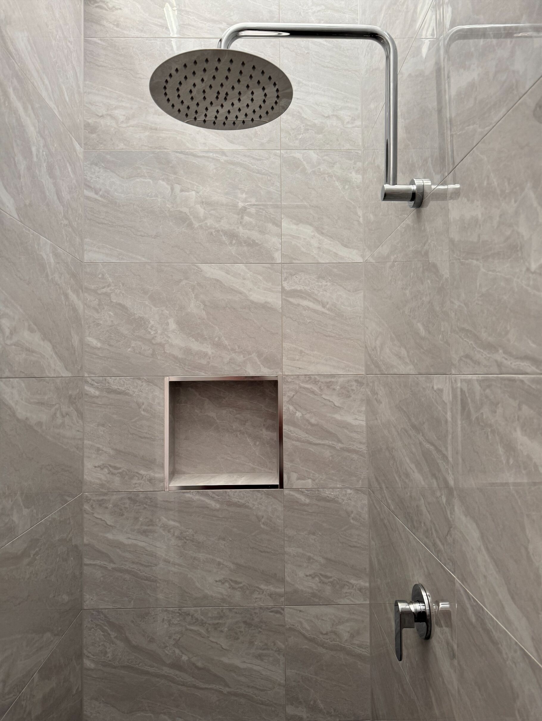 Comfort Twin kamer | Badkamer | Een douche, een haardroger, handdoeken, zeep