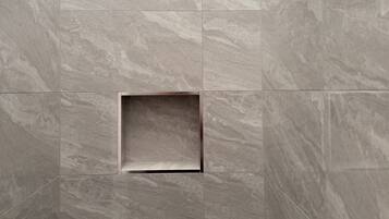 Comfort Twin kamer | Badkamer | Een douche, een haardroger, handdoeken, zeep