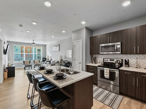 Gorgeous Stay-Stocked Kitchen-HotTub-Gym-Wifi