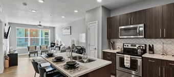 Gorgeous Stay-Stocked Kitchen-HotTub-Gym-Wifi