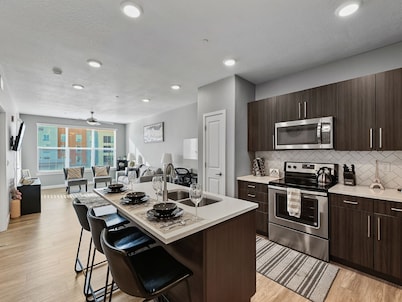 Gorgeous Stay-Stocked Kitchen-HotTub-Gym-Wifi