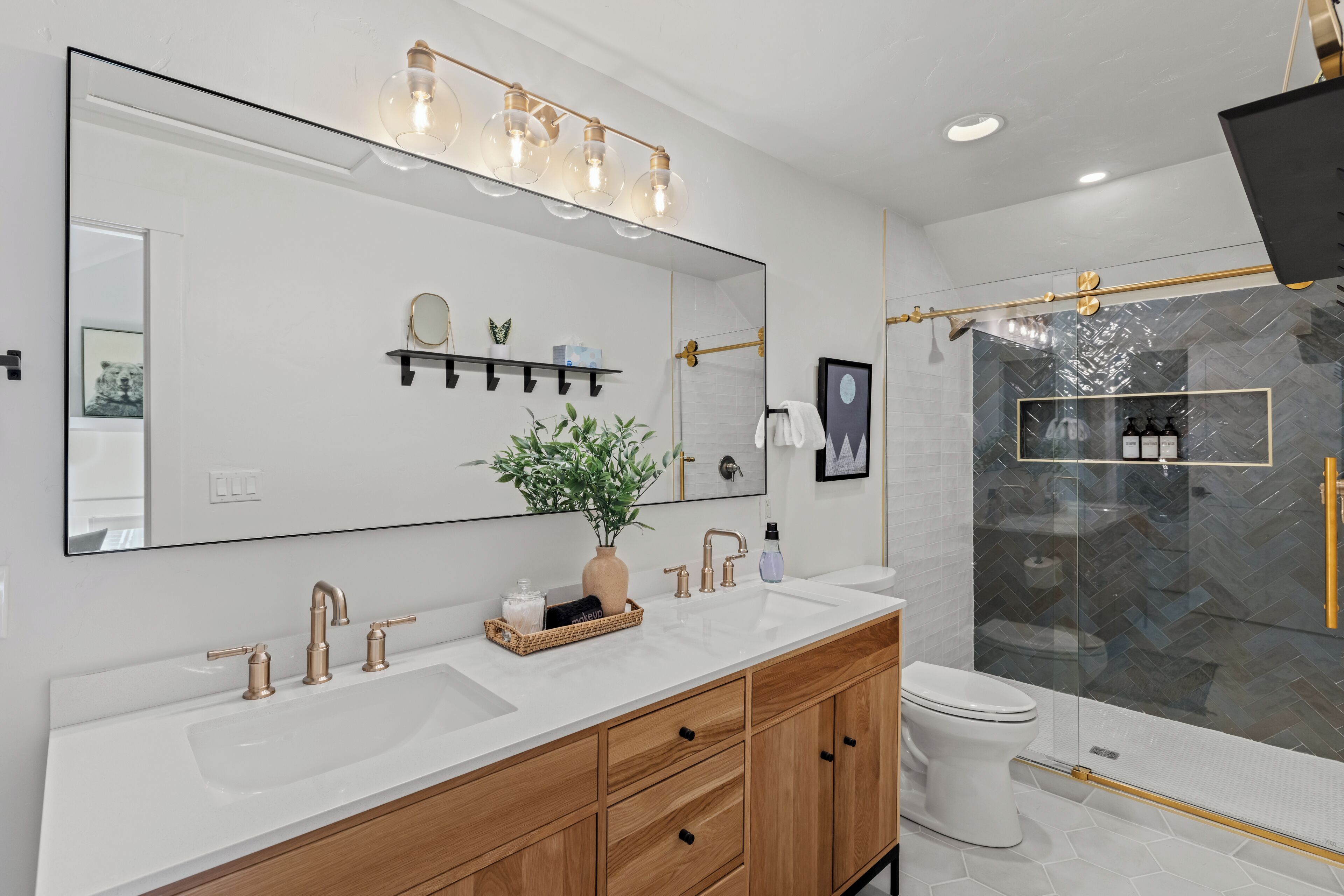 Combined shower/bathtub, hair dryer, towels, soap