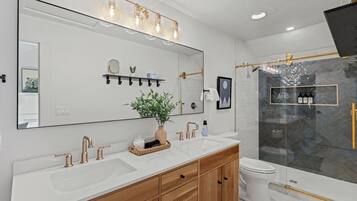 Combined shower/bathtub, hair dryer, towels, soap