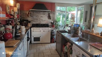 Fridge, microwave, dishwasher, coffee/tea maker