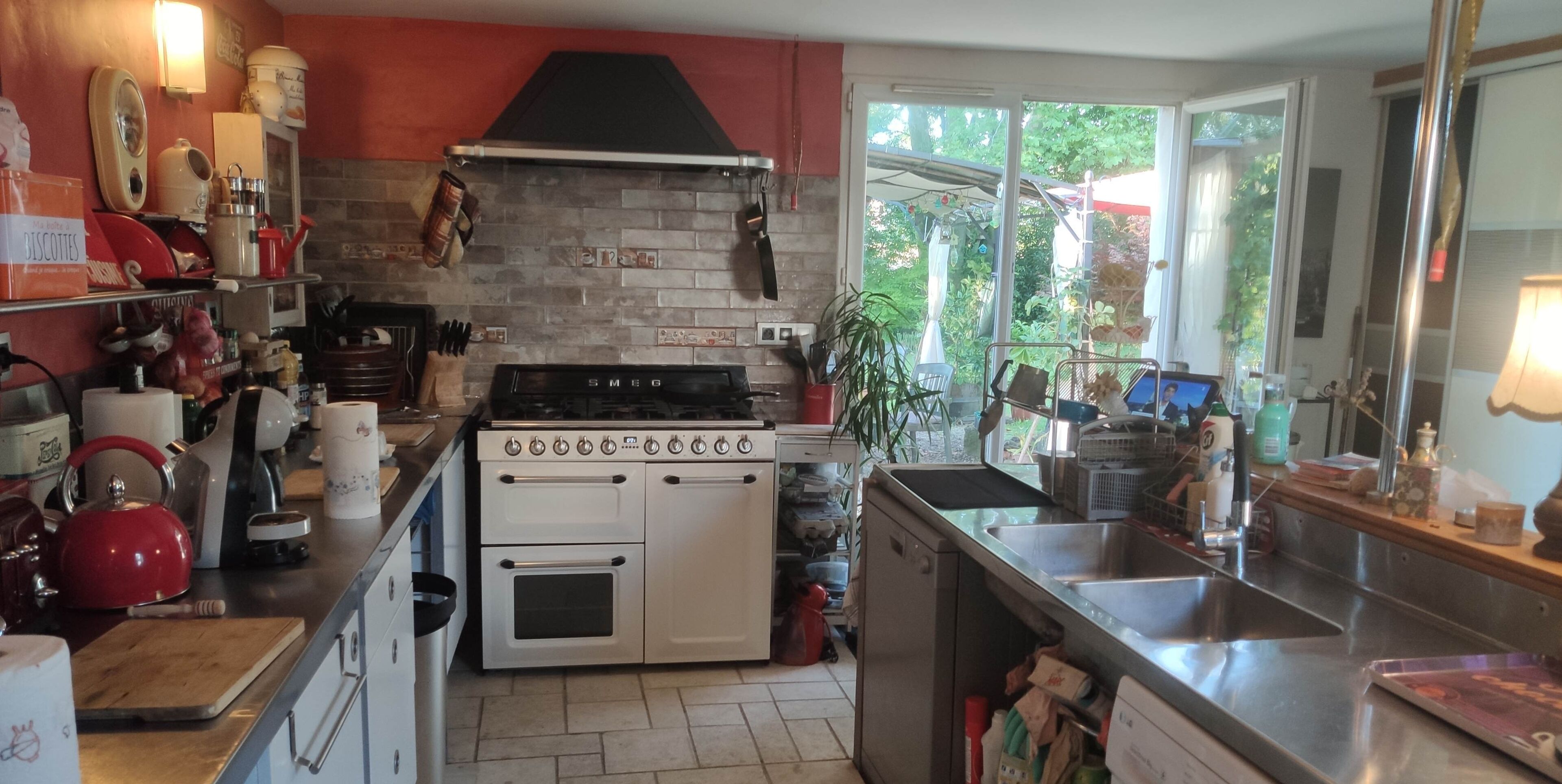 Fridge, microwave, dishwasher, coffee/tea maker