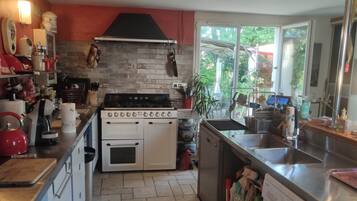 KylskÄp, mikrovÄgsugn, diskmaskin och kaffe- och tebryggare