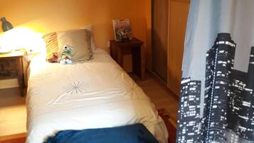 3 bedrooms, iron/ironing board, free Internet, bed sheets