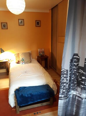 3 室のベッドルーム、アイロン / アイロン台、インターネットアクセス (無料)、ベッドシーツ