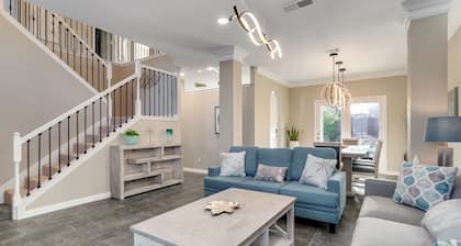 Modern Home w Heated Pool Game Rm sleeps12-16 near DFW & Gaylord hotel