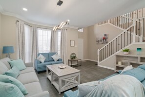 Smart TV, foosball - Modern Home w Heated Pool Game Rm sleeps12-16 near DFW & Gaylord hotel (Flower Mound)