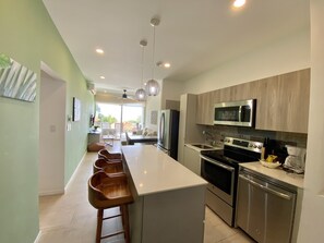 Jääkaappi, mikroaaltouuni, uuni, liesi