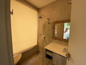 Shower, hair dryer, towels, soap - Jaco Sunset Boulevard — Luxury Beachfront Condo With Breathtaking Ocean Views (Jaco)