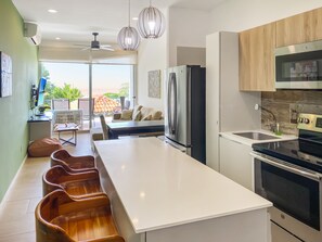 Jääkaappi, mikroaaltouuni, uuni, liesi