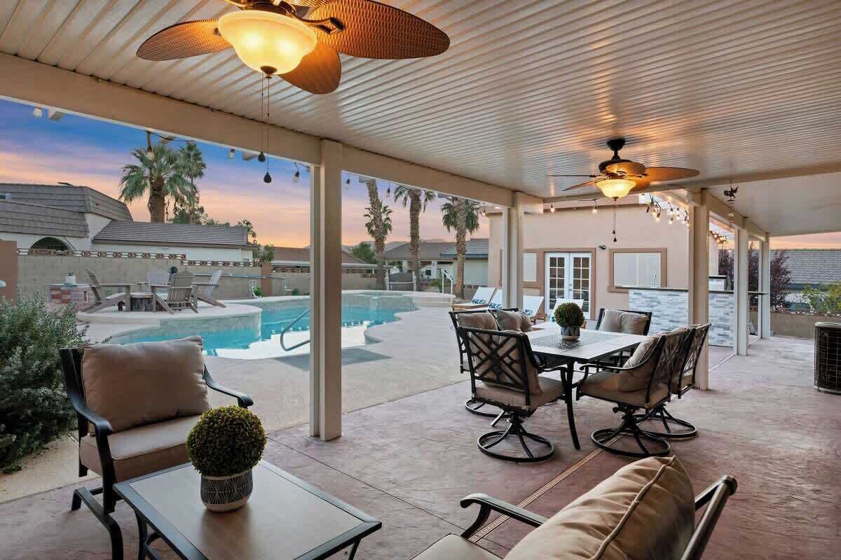 屋外ダイニングエリア