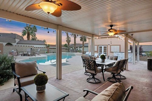 Renovated 3275sqft 5BR/3BA Strip View, Pool, more!