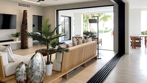 Un salon moderne avec un canapé, une table basse et des plantes décoratives.