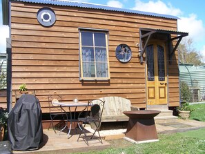 Outdoor dining - Cedar Cosy Tiny Farm Stay Loch & Rail Trail pit stop for Philip Island or Prom (Nyora)