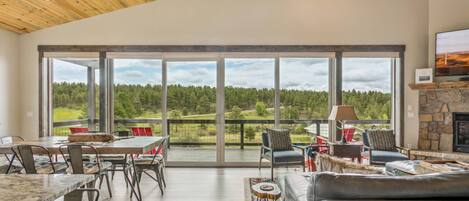 TV connectée, cheminée, écrans d'ordinateur