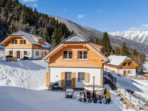 Luxury lodge with Finnish sauna and hot tub
