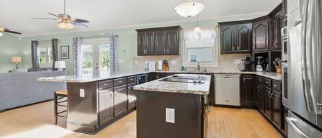 Frigorífico, microondas, horno y placa de cocina