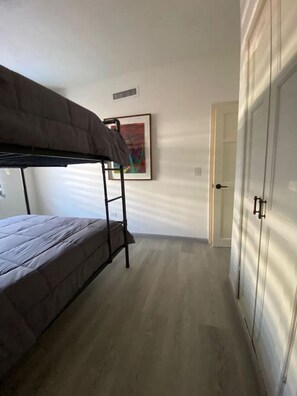 2 chambres, fer et planche à repasser, Wi-Fi gratuit, draps fournis