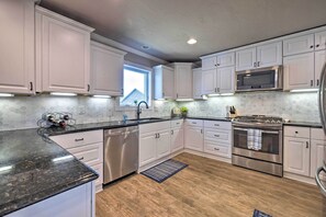 Fridge, microwave, stovetop, dishwasher - Updated 'Blue Door Haus' ~ 1 Mi to Main St! (Fredericksburg)