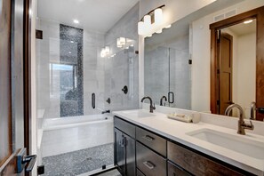 Combined shower/tub, hair dryer, towels