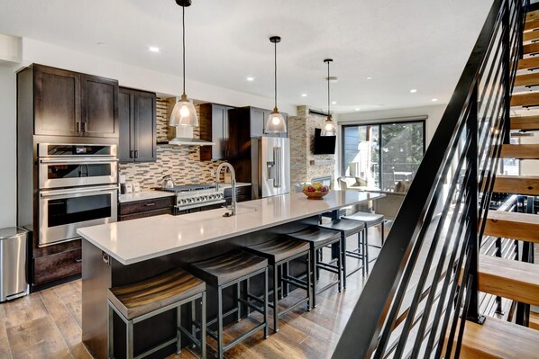 冷蔵庫、電子レンジ、オーブン、コンロ