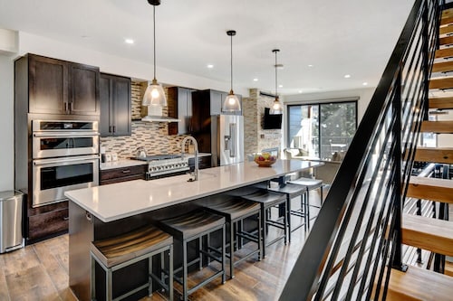 Downtown WP River Front Villa 244 I Private Hot Tub I Great Views I Discounted Attractions