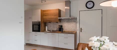 ثلاجة، ميكروويف، فرن، غسالة أطباق