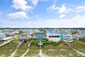 Un quartier résidentiel situé sur la côte, avec des maisons dotées de balcons et donnant accès à la plage.