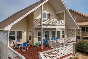 Outdoor dining - "Jolly Roger III"  - Oceanfront Home, 7 Bedrooms / 5 Bathrooms (Holden Beach)