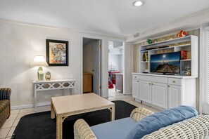 TV, fireplace - "Jolly Roger III"  - Oceanfront Home, 7 Bedrooms / 5 Bathrooms (Holden Beach)