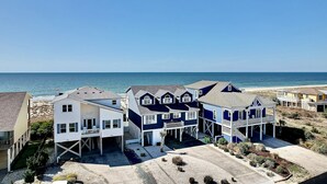 Una zona residencial costera con casas que tienen balcones y vistas al océano.
