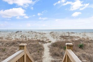 Beach nearby - "Mocean Granted" - Oceanfront Home, 5 Bedrooms / 4 Bathrooms (Holden Beach)