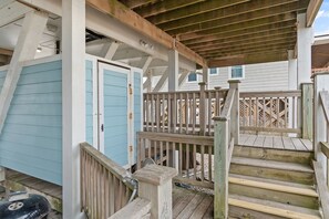 Property grounds - "Mocean Granted" - Oceanfront Home, 5 Bedrooms / 4 Bathrooms (Holden Beach)