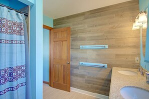 Combined shower/tub - "Goin' Coastal" - Oceanfront Home, 4 Bedrooms / 4.5 Bathrooms (Holden Beach)