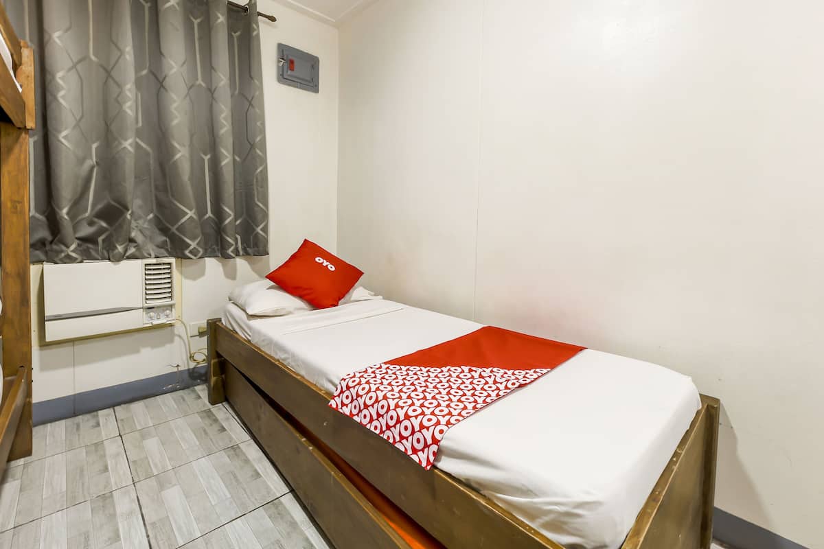 1 bedroom, bed sheets