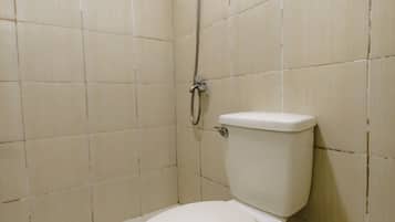 Standard Triple Room | Bathroom | Shower, towels