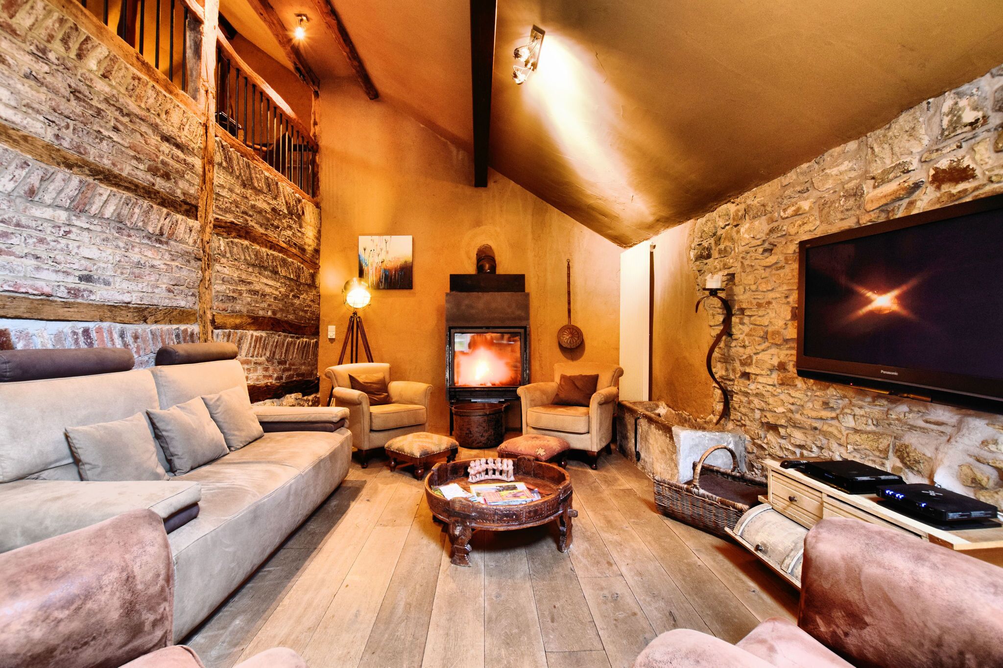 Télévision, cheminée, baby-foot