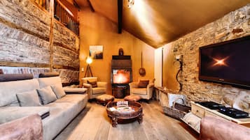 Televisie, een open haard en tafelvoetbal