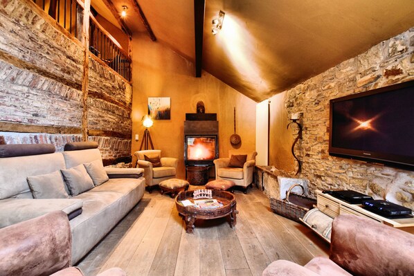 Televisie, een open haard en tafelvoetbal