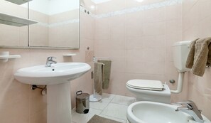 تجهيزات دش، مناشف، ورق حمّام