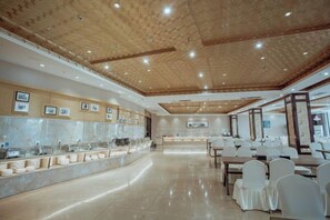 A spacious hotel lobby with a marble reception desk, white chairs, and a wooden ceiling. - Hanjiang International Hotel (Danjiangkou)